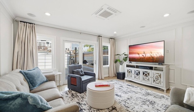 Spacious 3BR Capitol Rowhouse Comfort & Parking in Washington