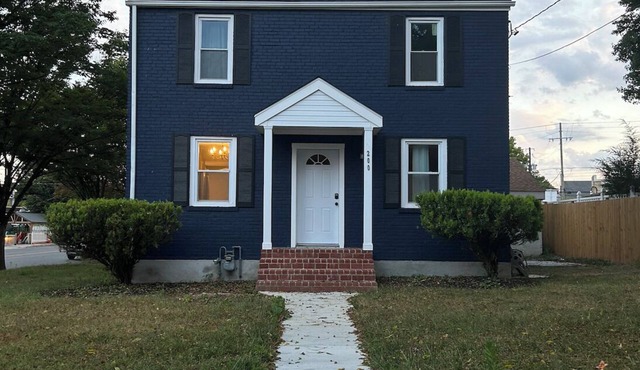 Spacious 4-bedroom house with AC and WiFi in fabulous Silver Spring in Silver Spring