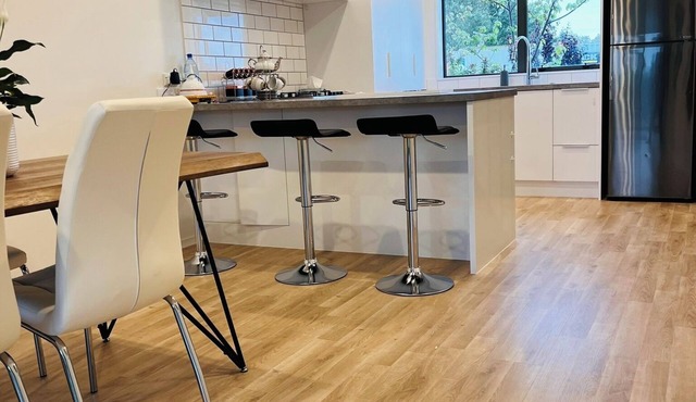 Spacious 4-bedroom townhome with AC, WiFi in charming Auckland in Auckland