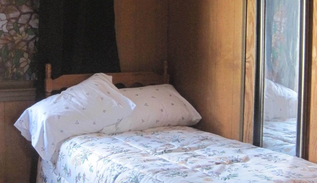 Spacious 4-bedroom with WiFi Centrally Located in Syracuse Close to Everything in Syracuse