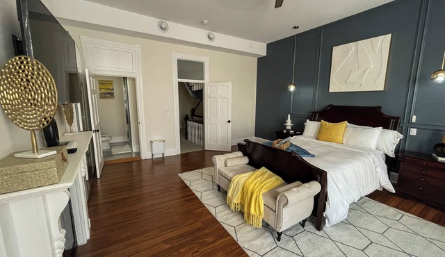 Spacious 5-bdrm house w/WiFi, AC, and Laundry in charming MT. Vernon Baltimore in Baltimore