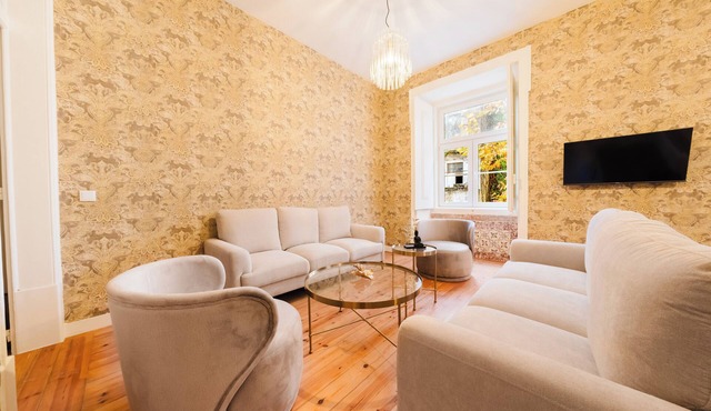 Spacious 5BR Apartment, Central, Stylish