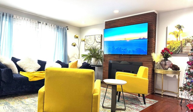 Spacious 6-bedroom house in charming Silver Spring with WiFi, AC in Silver Spring