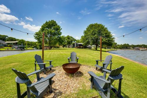 Spacious Cedar Creek Home with Boat Lift and Views! in Gun Barrel City