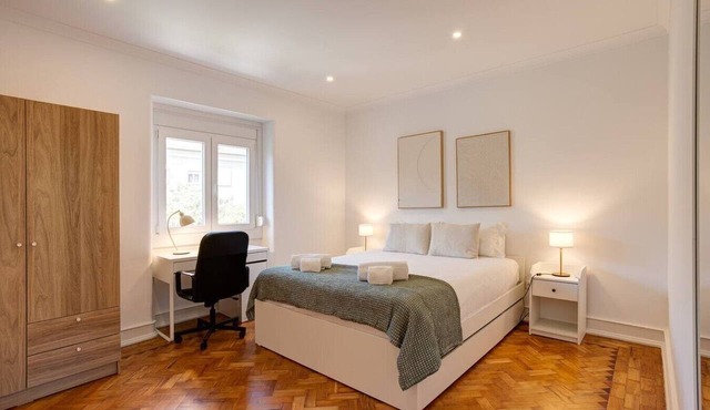 Spacious, Custom-Designed Apartment with Air Conditioning in Areeiro