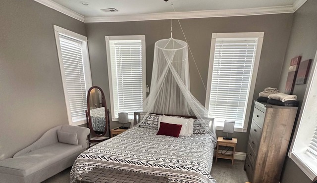 Spacious Family-Friendly w/Crib, King Bed, & Secured Parking in St. Louis