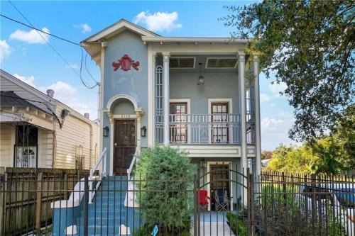Spacious Full Duplex 8 Bedrooms for 20 in New Orleans