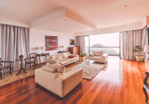 Spacious house with sea view in Caniço + private pool