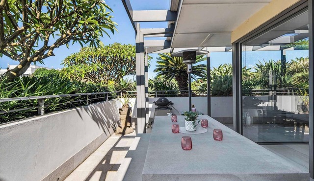 Split Level Oasis - Stunning CBD views and Parking in Redfern