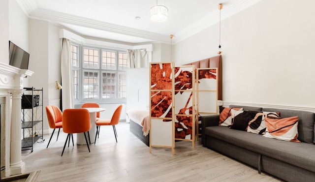 Studio Flat in the Heart of High Street Kensington in London