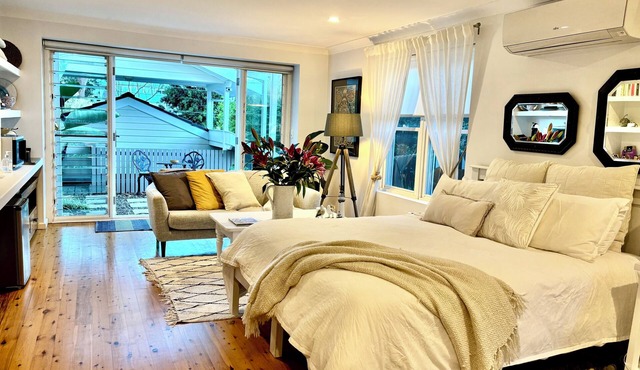 Studio minutes from Waterfront walks, close to Pasadenas, cafes, restaurants in Bayview