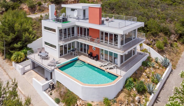 Stunning 3 bedroom 'glass' villa with panoramic views & infinity pool