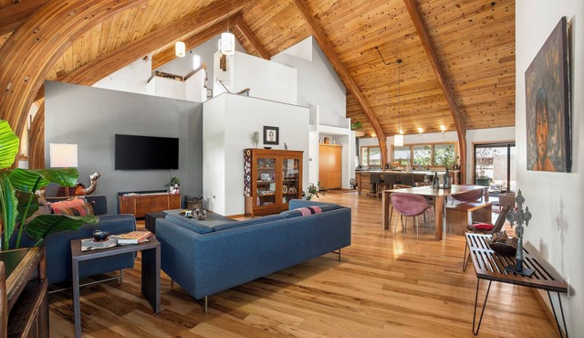 Stunning Repurposed Church, lofted, pet friendly, Free Botanic Garden admit 6 in Denver