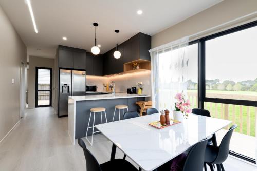Stylish Family Parkside Escape near Westgate in Auckland