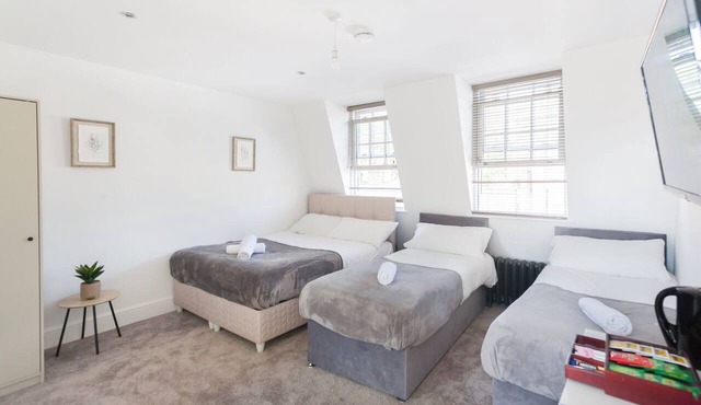 Stylish Quad Room with Private Bathroom - 5 -House in London
