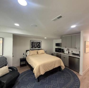 Stylish Studio on Jefferson Park in Denver