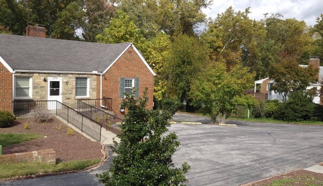 Sunlight floor apartment with parking near Washington DC in Silver Spring