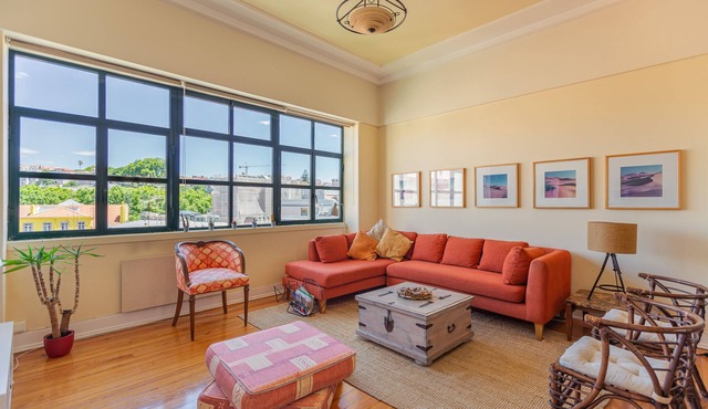 Sunny, spacious, very homely apartment in the heart of Lisbon