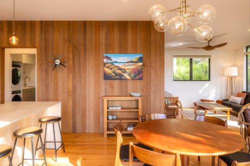 Te Toki Treehouse and Studio in Waiheke Island