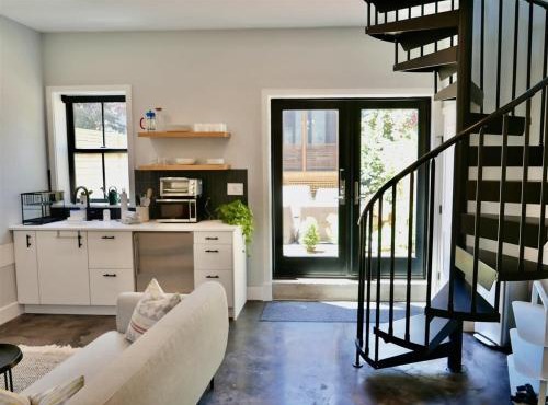 The Chic Carriage house in Shaw Sleeps 2 in Washington