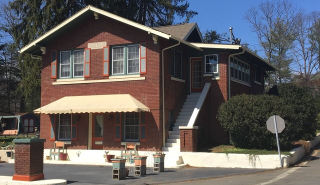 The Filling Station of Black Mountain; 3BR/1BA -Newly added daybed in sunroom!