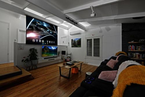 The Smart Retreat-Voice control smart house spa bath cinema in Katoomba