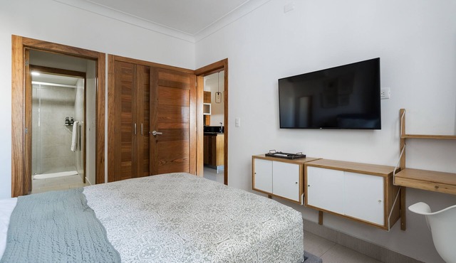 Tranquil Heights: Your Cozy Urban Getaway with Pool, Gym, and Spa in Santo Domingo