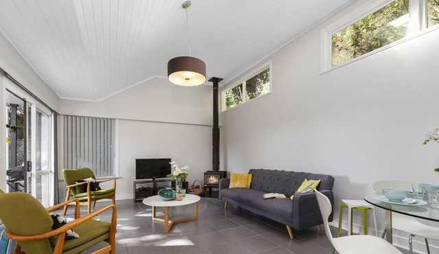 TREE TOP HIDEAWAY - SANDSPIT HOLIDAY HOME, with open fire in Sandspit in Sandspit