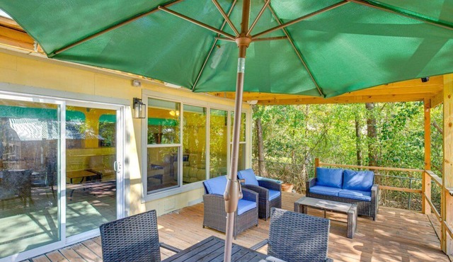 Twin Pines Lakehouse: Scenic waterfront family retreat! Nature, Fishing, Kayaks! in Gun Barrel City