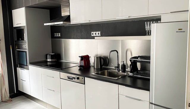 Unique and Spacious Apartment in Downtown, sights within walking distance- 2 A/C in Budapest