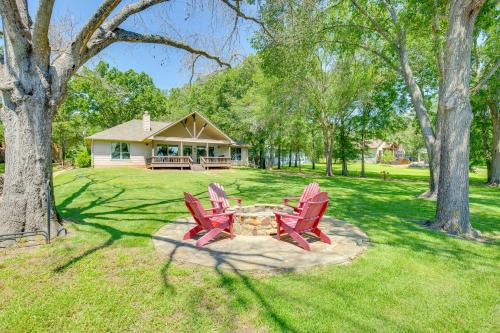 Views & Private Dock: Lakefront Eustace House! in Eustace