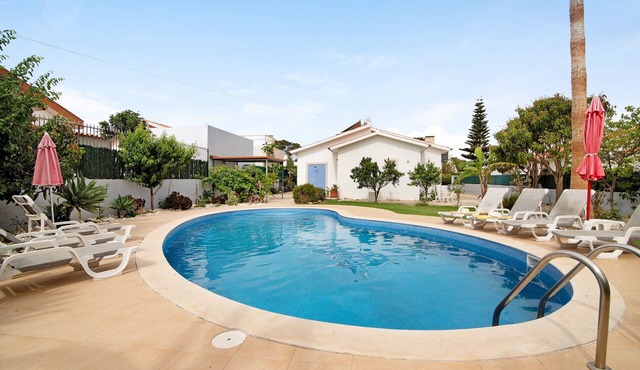 Villa 'Casa do Castelo' close to the Sea with Pool & Wi-Fi