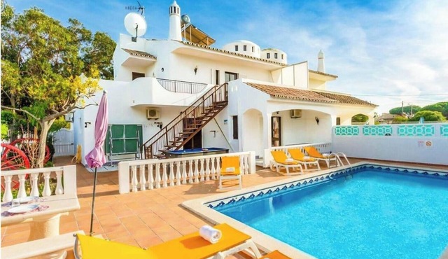 Villa Coelho with Sea View, Pool, Garden & Wi-Fi