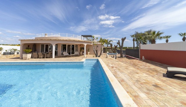 Villa Dolce Vita is a pretty single story villa with swimming pool