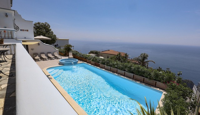 Villa Elena is a prestigious villa with a pool and suggestive sea view. in Conca dei Marini