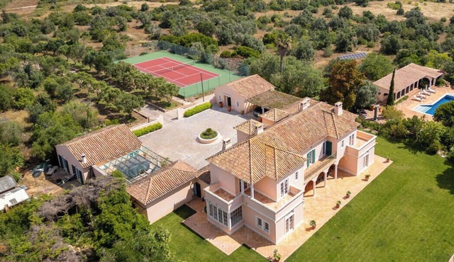 Villa Estrelicias, large swimming pool, tennis court, wooded park, near Lagos