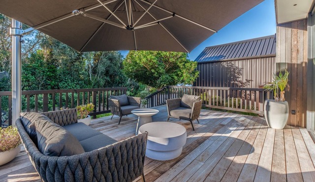 Waiata Beach House - Onetangi - Waiata Beach House is a newly built luxury holiday home just a moments stroll from the golden sands and sparkling waters of Onetangi Beach. With three bedrooms and a luxury family bathroom, this is the perfect house fo