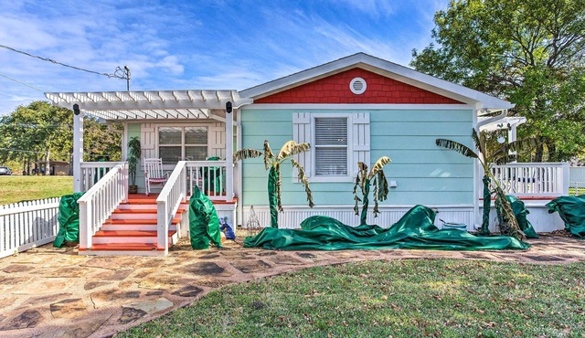 Walk to Cedar Creek Reservoir: Home w/Fire Pit! in Tool
