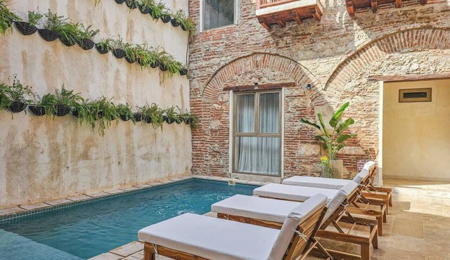 Walled City 11 Bedroom - Pool, Rooftop, Jacuzzi