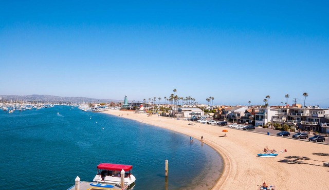 Waterfront 3 bd 2ba with amazing bay and beach views. Beach access and walkable in Newport Beach