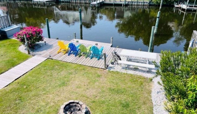Waterfront! Hot Tub, Game Room, Kayaks, Theater Room,Fire Pit, Comm Pool,Dogs OK in Kill Devil Hills