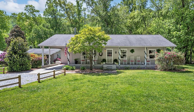 Waterfront River home near Asheville, dog friendly in Mills River