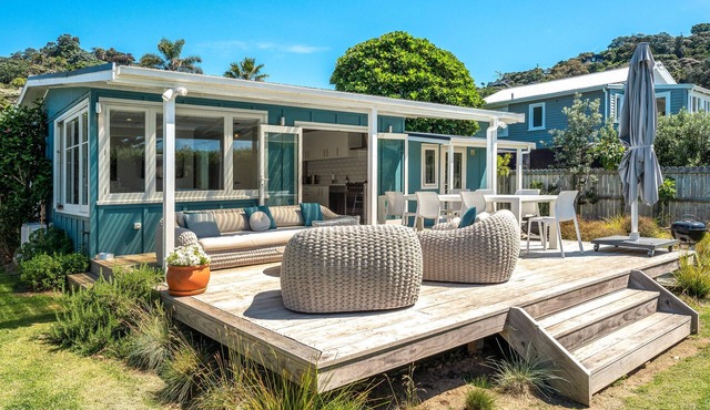 White Sands Cottage - White Sands Cottage at Palm Beach is a beautifully presented and fully restored 1950s weatherboard bach located just 50 metres from the white sands of Palm Beach. With 2 bedrooms and 1 bathroom this is a perfect family cottage a