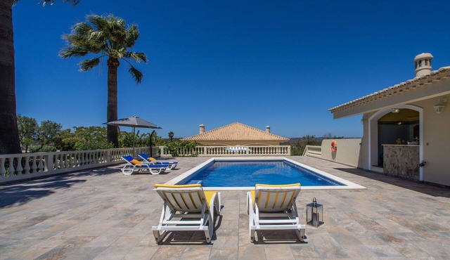 Wonderful private villa for 4 guests with WIFI, pool, A/C, TV and terrace