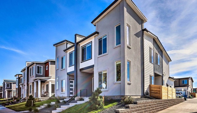 Work, Play & Explore! Townhome 6 Mi to Dtwn Denver in Commerce City