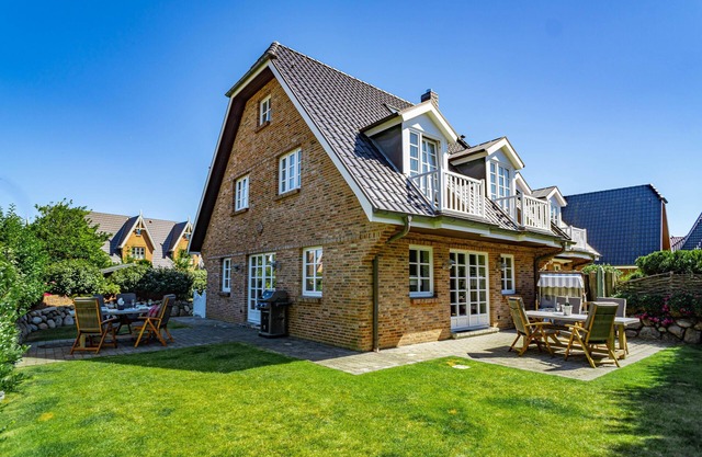 Das Haus Sarah Befindet Unmittelbarer Strandlage Herzen Von Westerland Der Strandübergang Zum Westerländer Zentralstrand Ist Ca Meter Befinden Sich Moderne Ferienwohnungen Für Bis Personen Parkplätze Sind Auf Dem Grundstück Oder Vor 