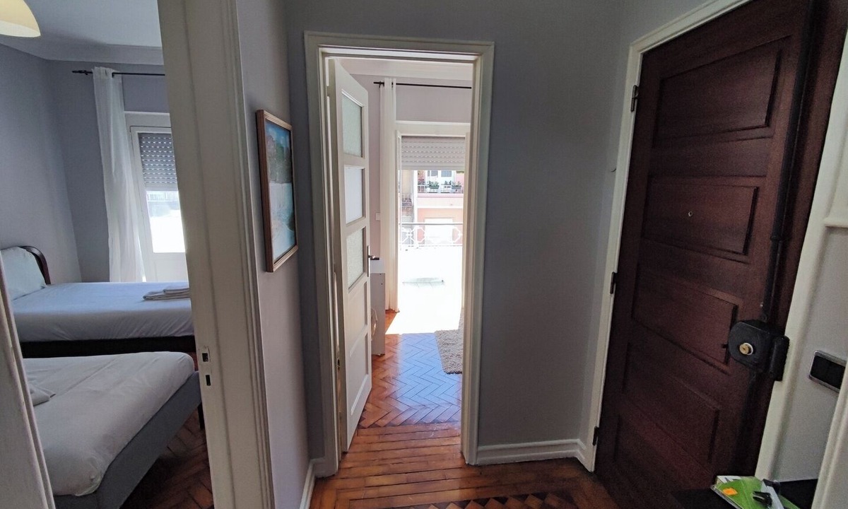 Reboleira Apartment | Lisbon traditional T2 with balcony in Damaia