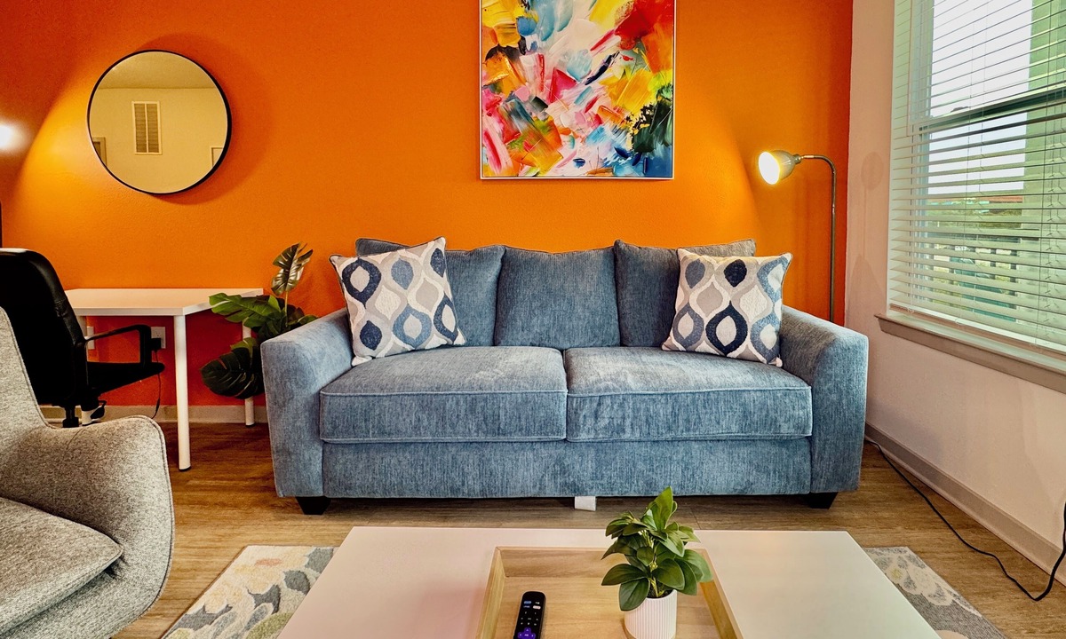 Southside Apartment | Lux King Bed Pool Gym Near Stadium TownCenter Mayo