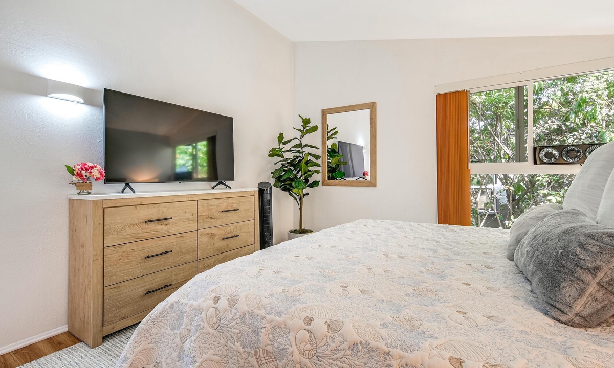 Ocean Park Apartment | Santa Monica Beach Suite. Off street parking and walking distance to everything!