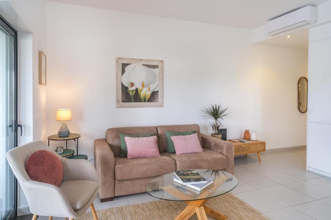 Telheiro Apartment | Contemporary 1 Bed Apartment in Marina Park Lagos